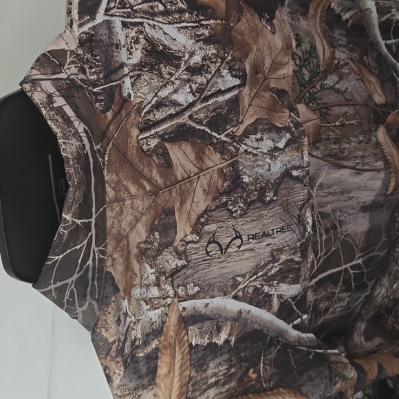 Realtree Fishing camouflage long sleeve shirt - Picture 9 of 10